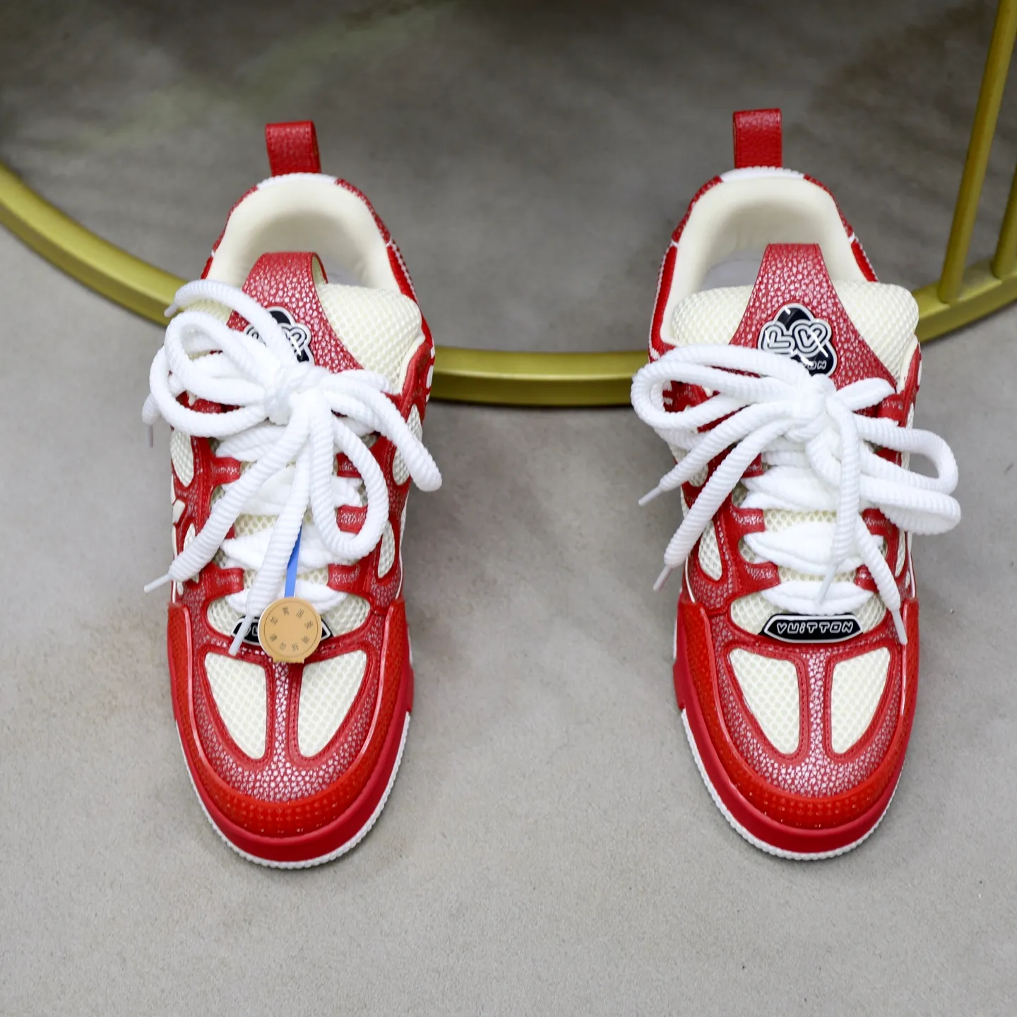 Ex-factory price: 860💰LV Couple👫Louis Vuitton TRAINER sneakers classic Louis Vuitton men's artistic director Virgil Abloh picked inspiration to create this LV Trainer sneaker. Yingze crystal inlays present a colorful effect. VS can be matched with two gorgeous effect colors. The LV letter logo badge on the tongue is gorgeous and noble. The LV letter is decorated on the side. The outsole is decorated with a Monogram flower pattern. It shows the trend of elegance and nobility! Men's and women's models: 35-46